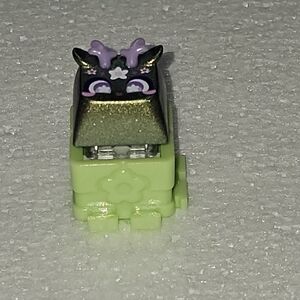 Meet your Posher, Queen